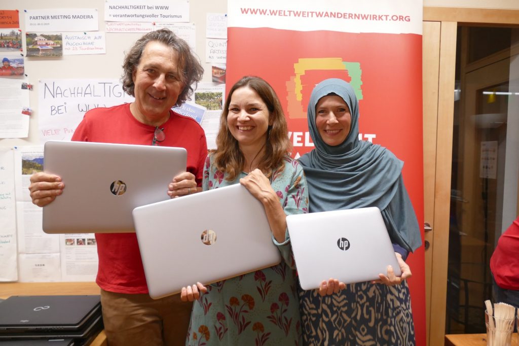 Gruppenfoto mit Laptops für guten Zweck