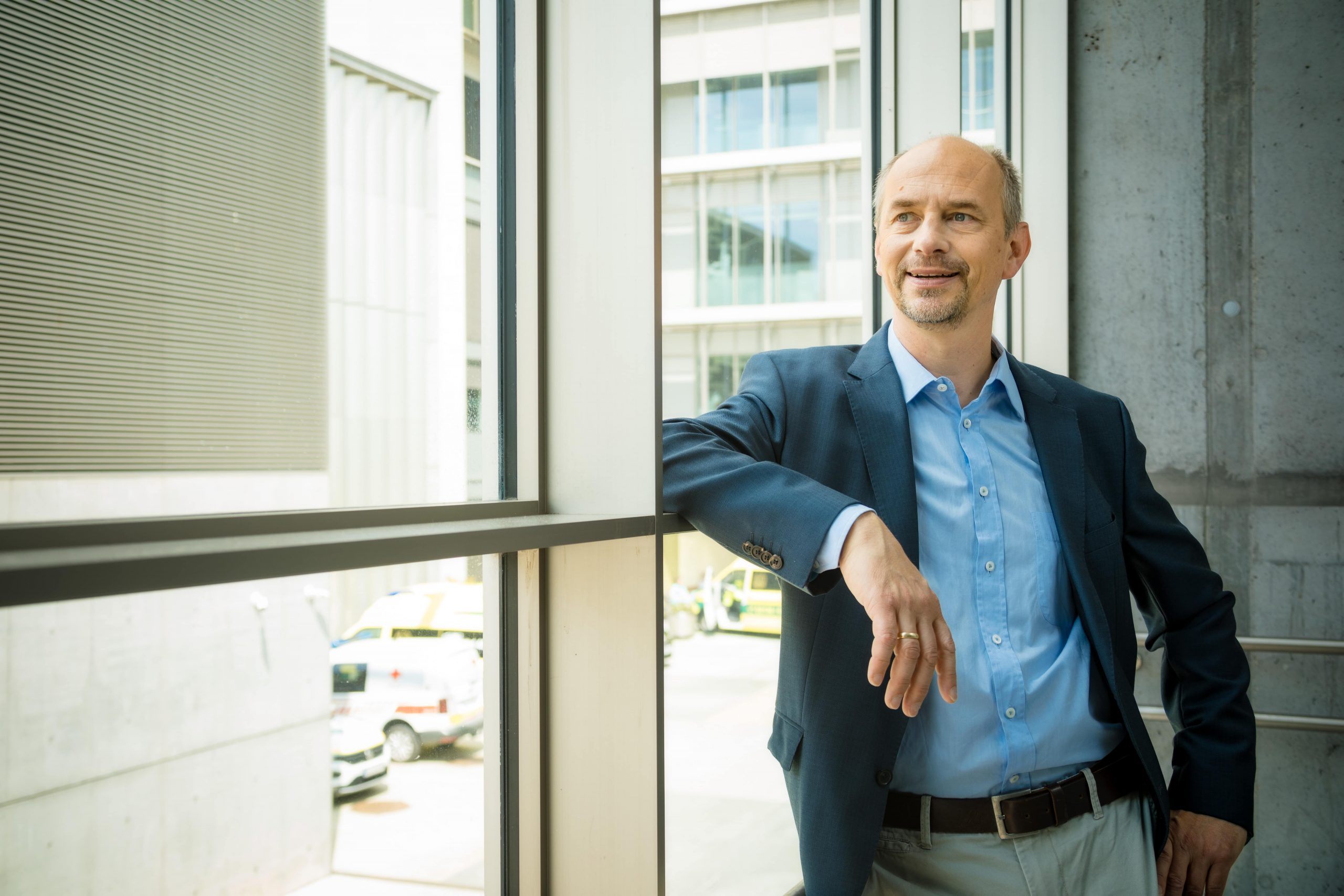 CEO DI Christian Lorenz lehnt an einem Fenster