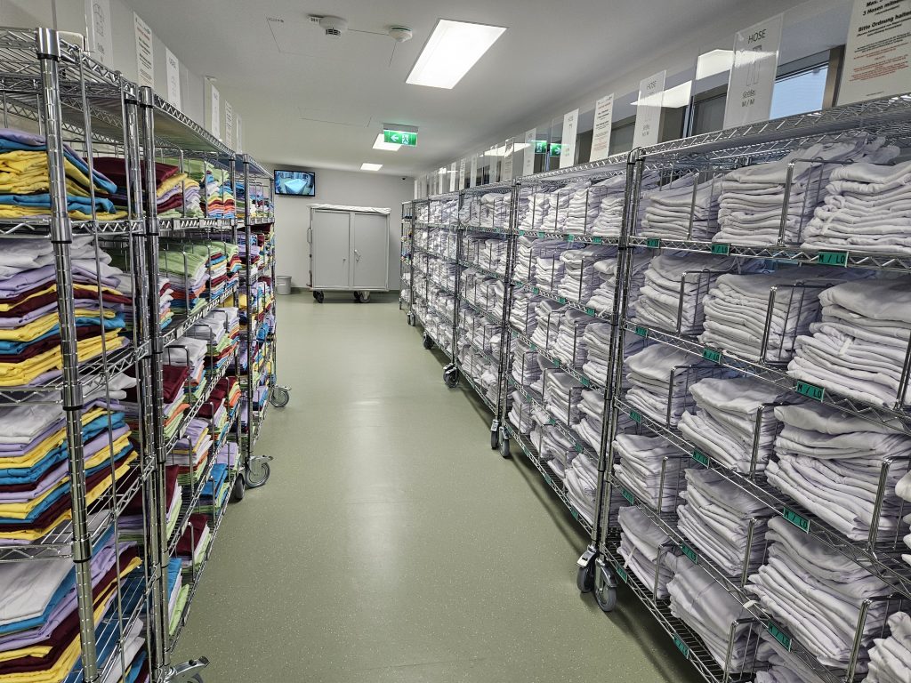 Raum voller Regale mit Bekleidung im LKH Graz
