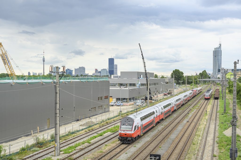 neues Warenversorgungszentrum Brigittenau mit Zug davor