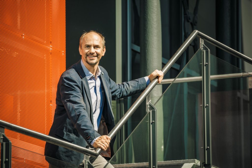 GF DI Christian Lorenz auf einer Treppe