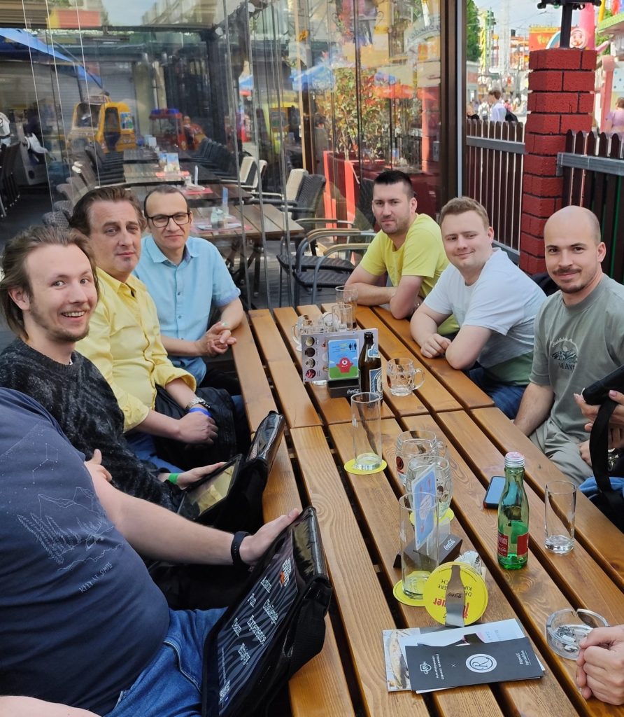 Haustechnik Team sitzt um einen Tisch