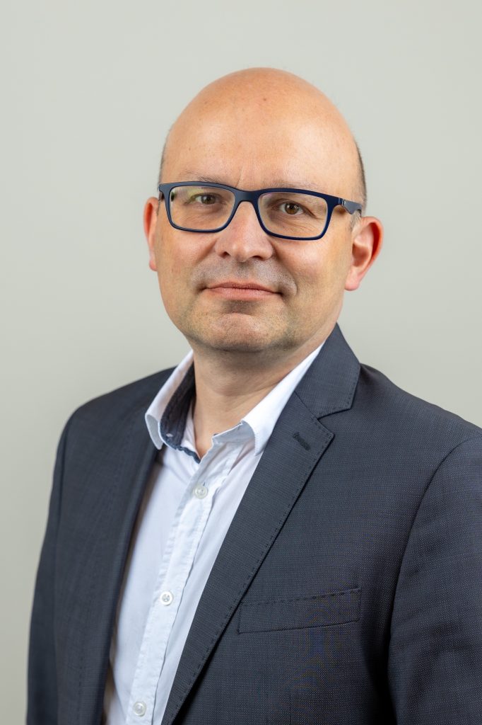 Portraitfoto von Standortleiter Martin Priehse