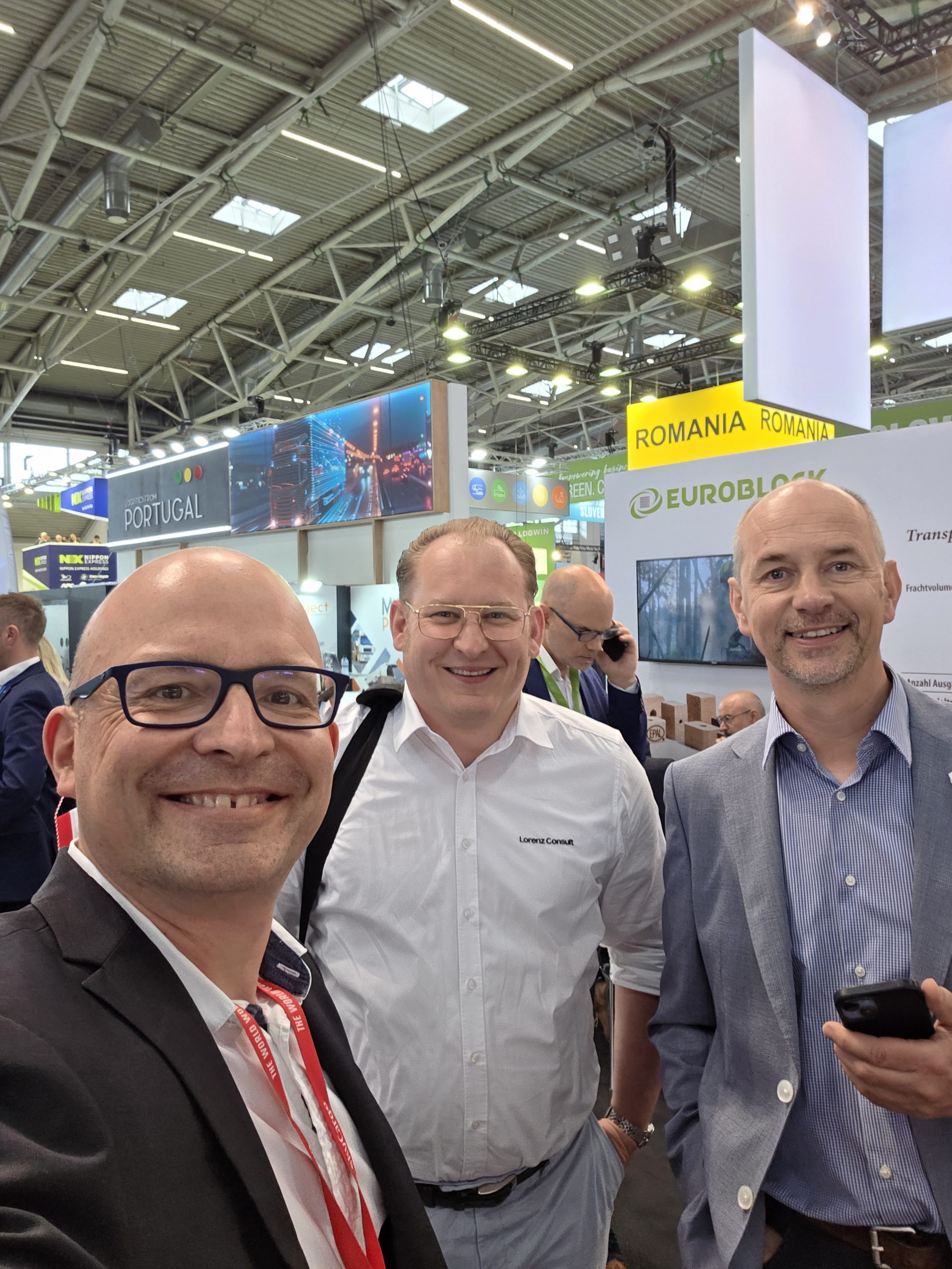 drei Männer bei einer Messe