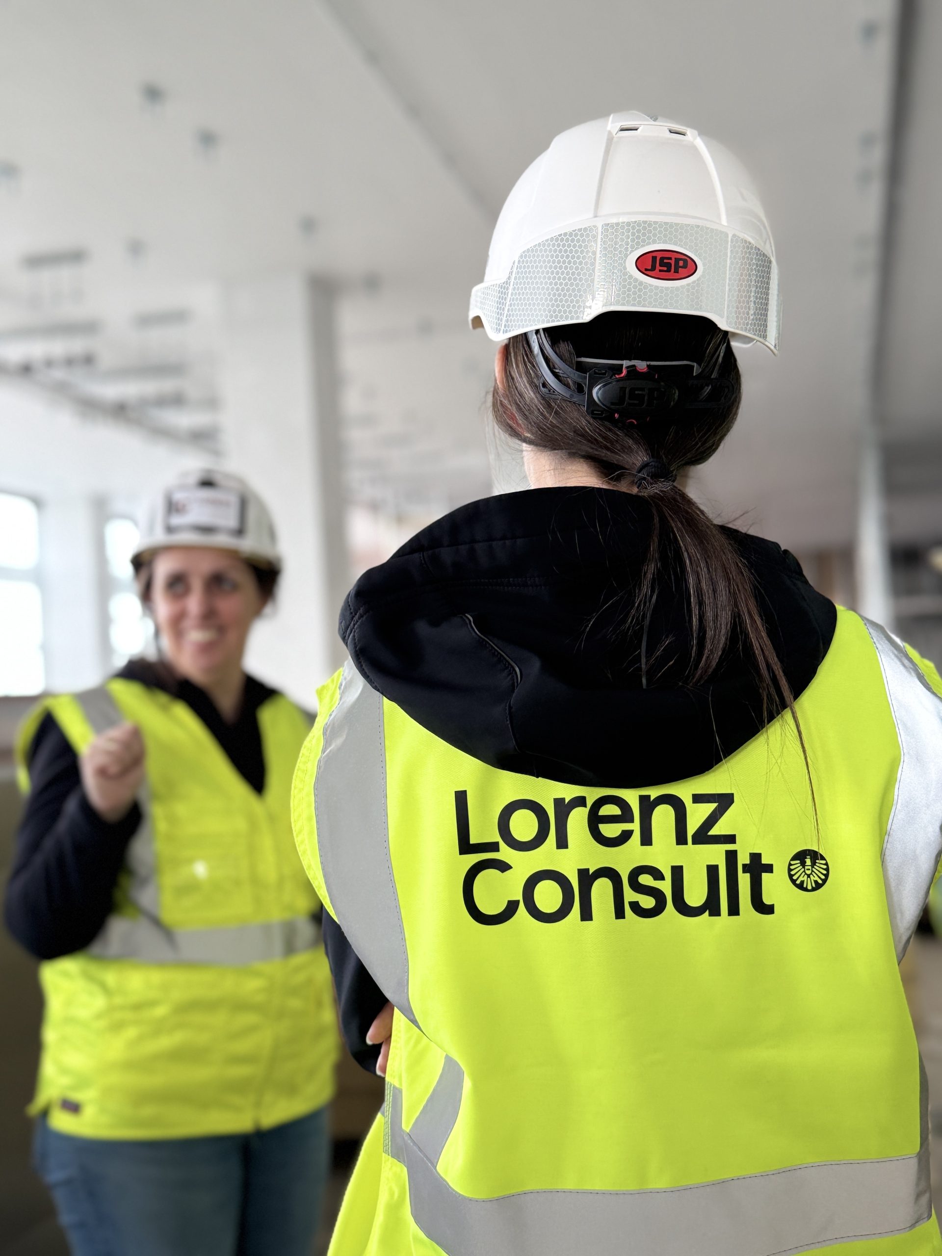 Mitarbeiter in Warnwesten mit Logo