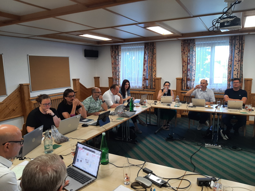 Geschäftsführer, Teamleiter und Mitarbeiter beim Strategietag