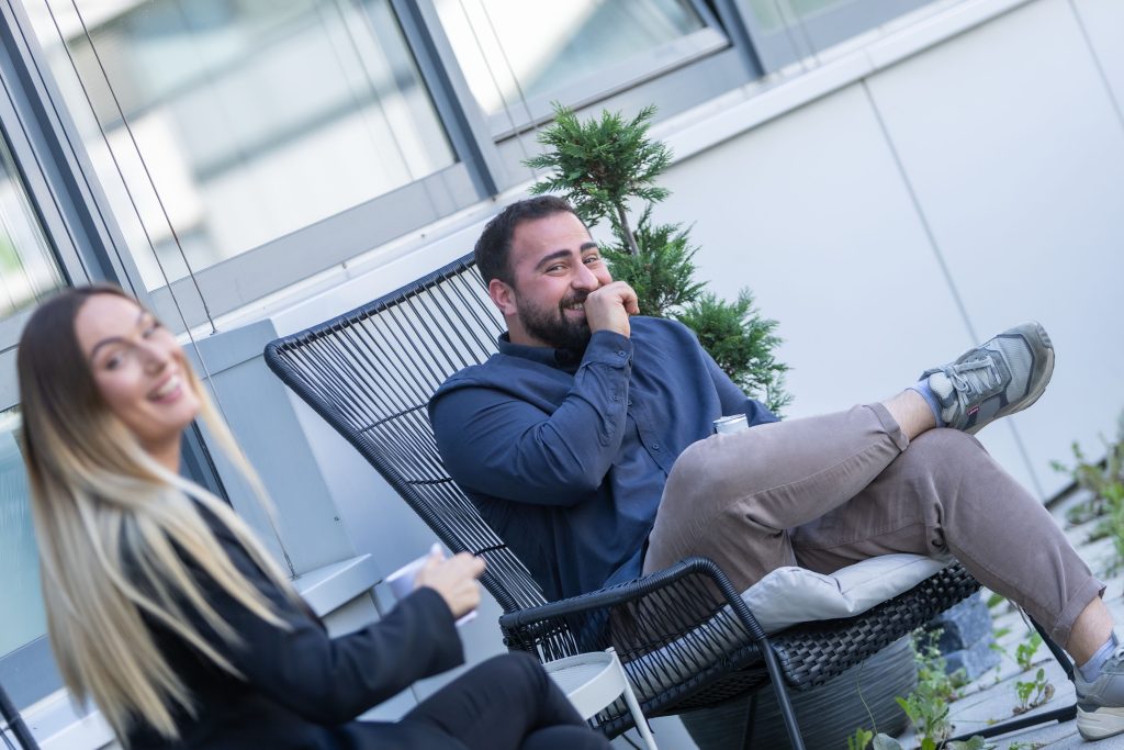 zwei Mitarbeiter besprechen was und lachen