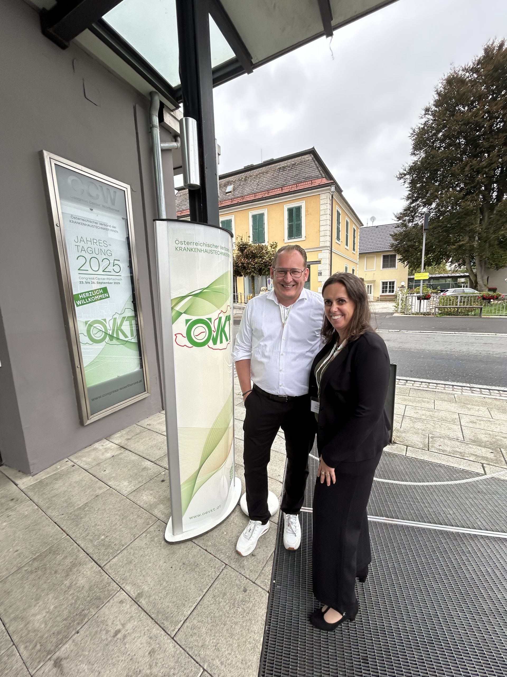 zwei Mitarbeiter bei der ÖVKT-Tagung