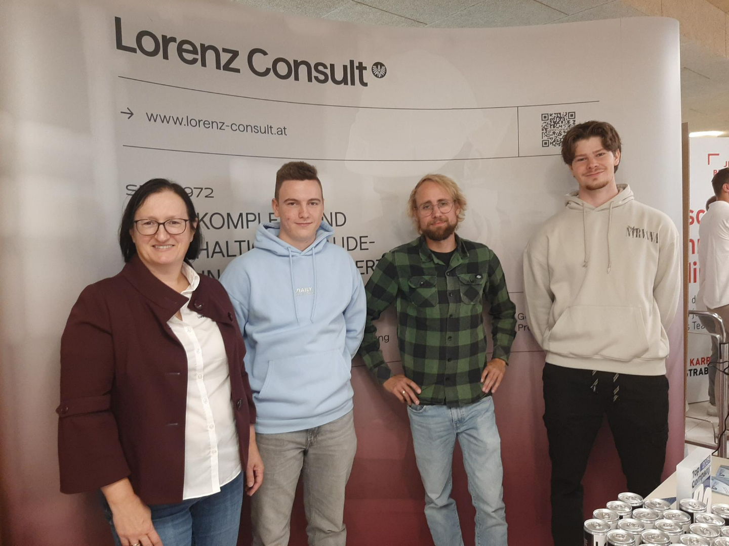 2 Mitarbeiter und 2 Schüler bei unserem Stand bei dem Karrieretag HTL Zeltweg