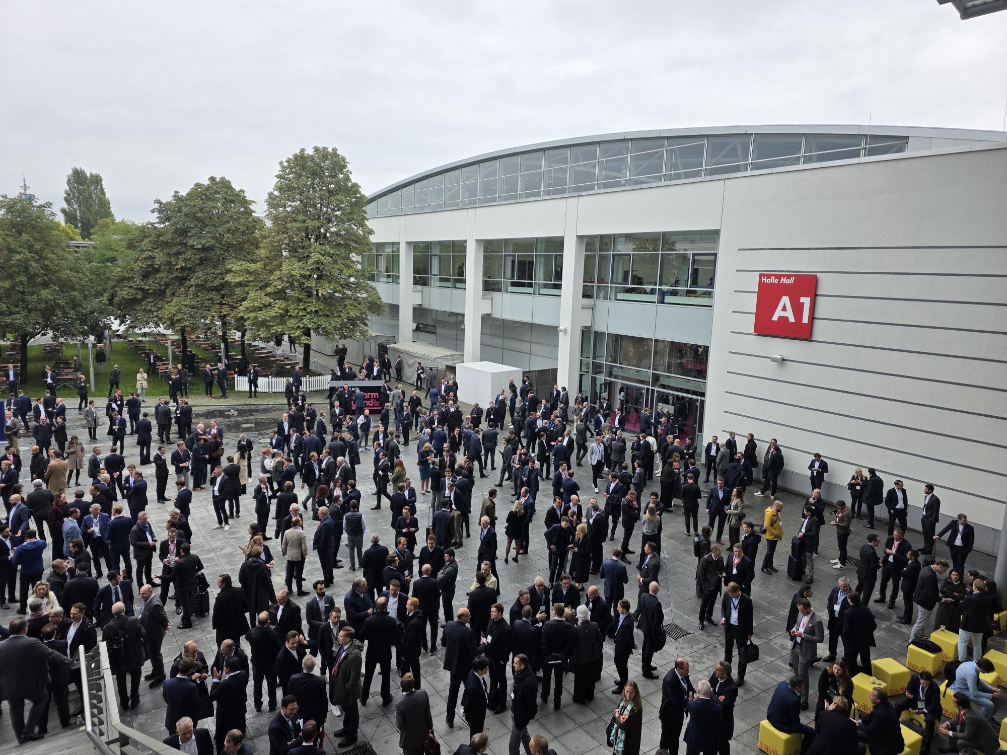 Menschengruppe bei einer Messe